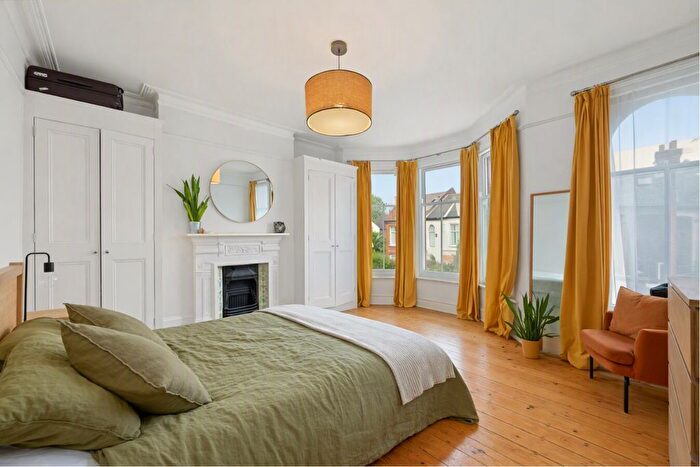 3 Bedroom Terraced House For Sale In Haverhill Road, London, SW12
