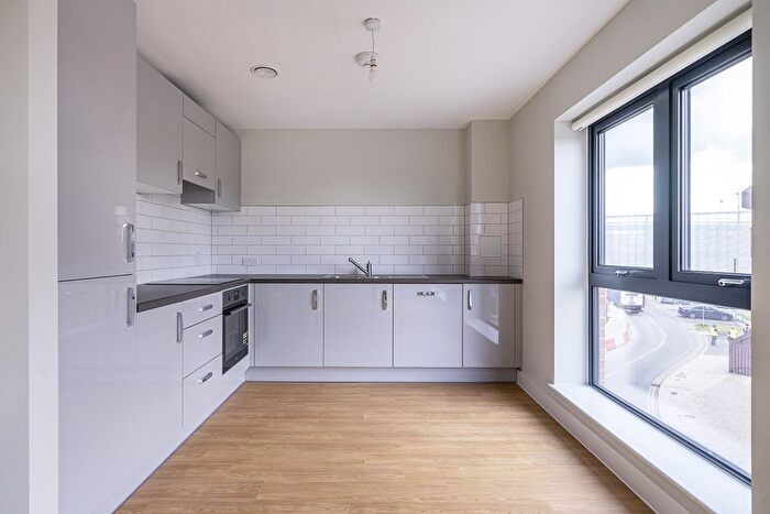 2 Bedroom Flat To Rent In Market Street, Newbury, RG14