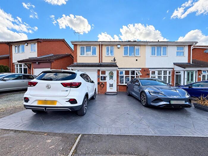 4 Bedroom Semi-Detached House For Sale In Whittleford Grove, Birmingham, B36
