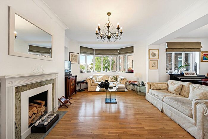 3 Bedroom Flat For Sale In Onslow Crescent, South Kensington, London, SW7