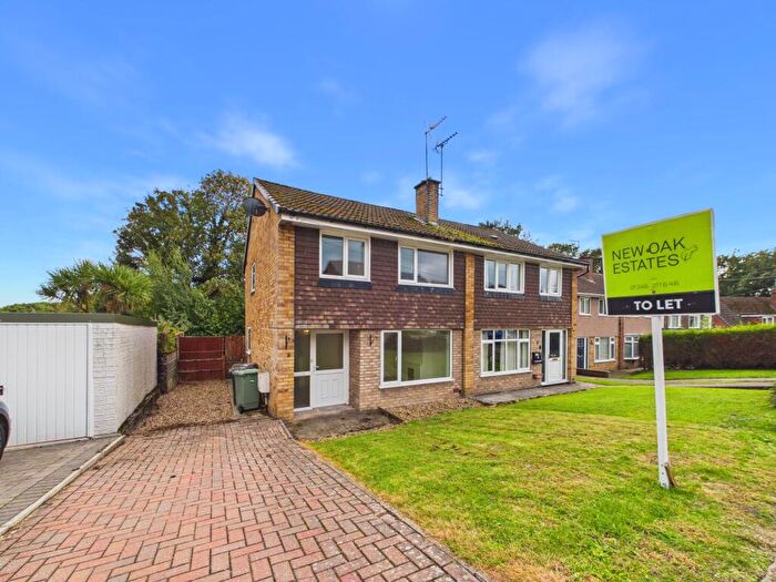 3 Bedroom Semi Detached House To Rent In Woodview Close, Wingerworth, S42