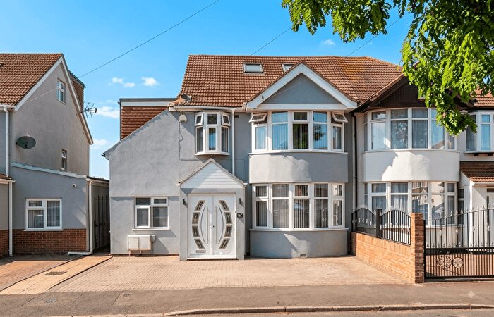 7 Bedroom Semi-Detached House For Sale In Broad Walk, Hounslow, TW5