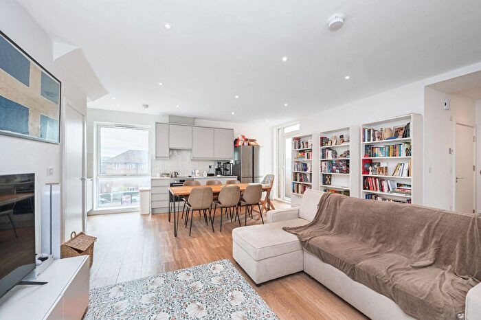 2 Bedroom Flat For Sale In Edgewood Mews, Finchley Central, London, N3