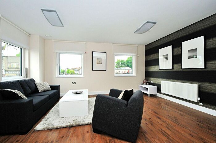 2 Bedroom Flat To Rent In The Green, Southall, UB2