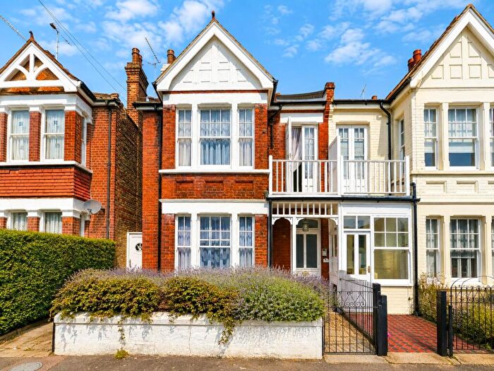 2 Bedroom Flat For Sale In Pierremont Avenue, Broadstairs, Kent, CT10