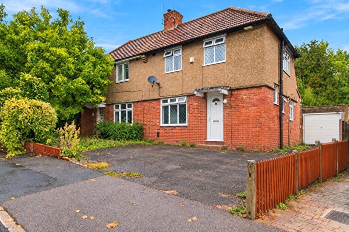 3 Bedroom Semi-Detached House For Sale In Foxearth Road, South Croydon, CR2