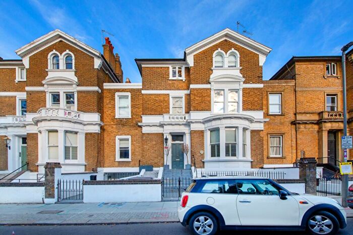 3 Bedroom Flat For Sale In Altenburg Gardens, Clapham Junction, SW11