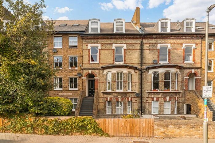 1 Bedroom Flat For Sale In St. James Terrace, Boundaries Road, SW12