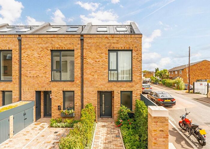 3 Bedroom Property For Sale In Bakers Mews, Twickenham, TW2