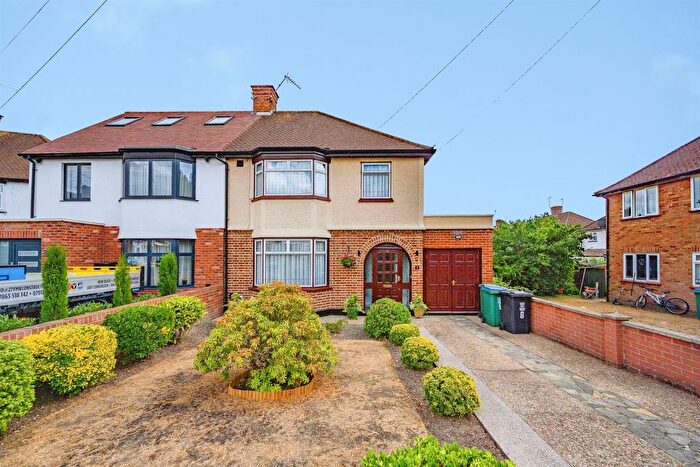 3 Bedroom Semi-Detached House For Sale In Lansdowne Close, Watford, WD25