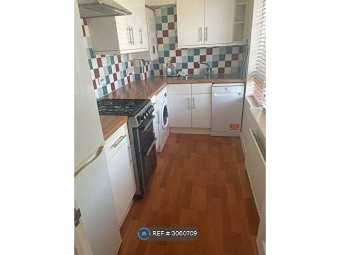 1 Bedroom Flat To Rent In Friern Barnet Lane, London, N11