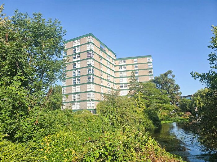 3 Bedroom Flat To Rent In Oxford Road, Denham, UB9