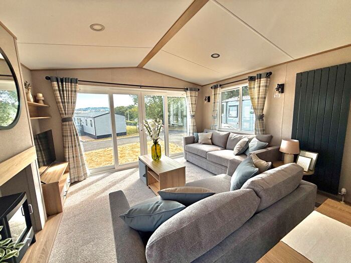 2 Bedroom Mobile/park Home For Sale In Wood Farm Country Amp; Leisure Park, Axminster Rd Bridport, DT6