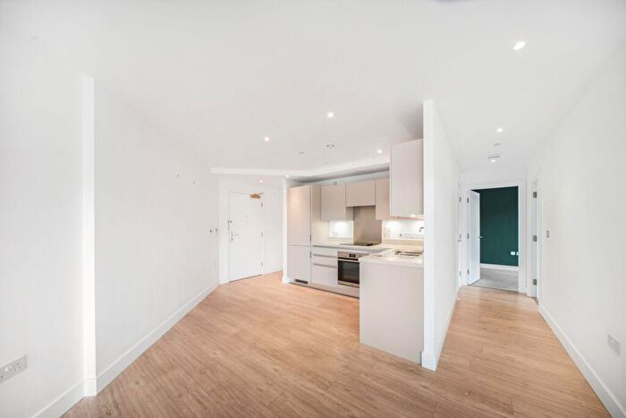 2 Bedroom Flat To Rent In Churchyard Row, Elephant And Castle, London, SE11