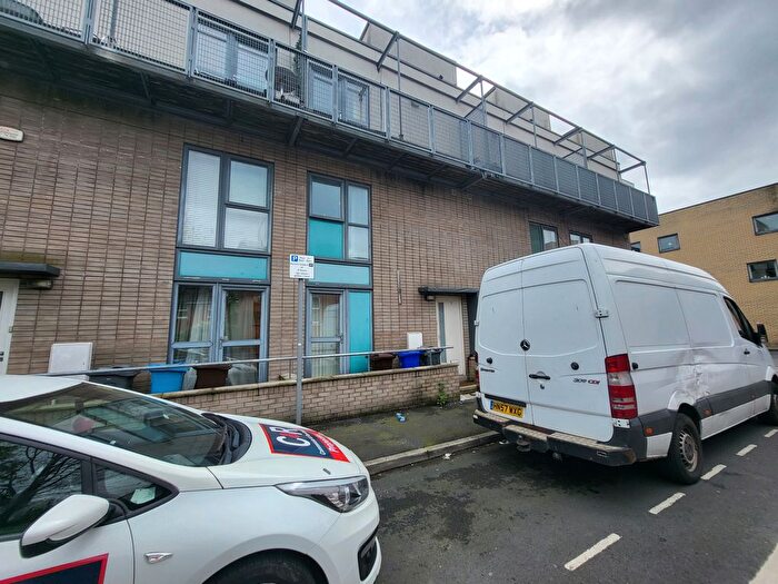 3 Bedroom Town House To Rent In Boston Street, Hulme, Manchester., M15