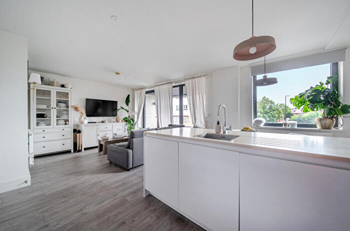 2 Bedroom Apartment For Sale In Masons Hill, Bromley, BR2