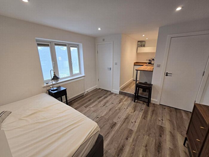 Studio To Rent In St David's Place, Hendon, NW4