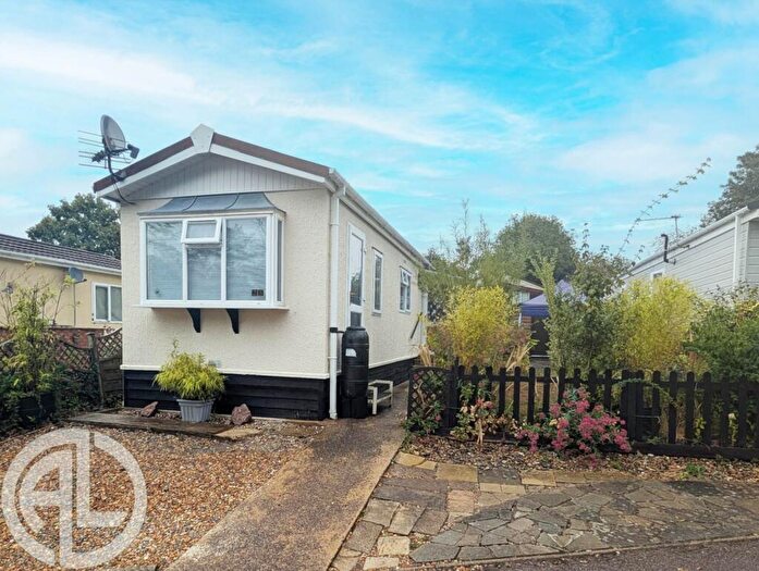 1 Bedroom Mobile Home For Sale In Hillside Park, Baldock, SG7