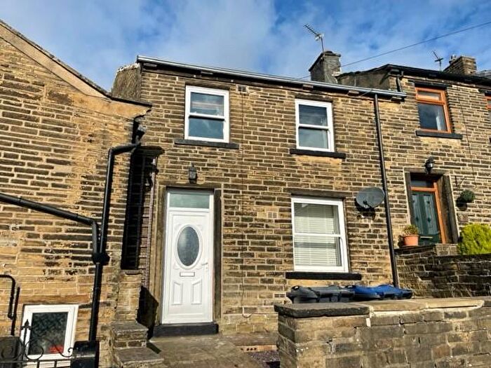 2 Bedroom End Of Terrace House To Rent In Roundfield Place, Thornton, Bradford, BD13