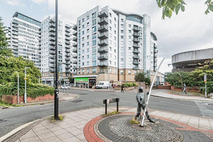 2 Bedroom Flat For Sale In Alencon Link, Basingstoke, RG21