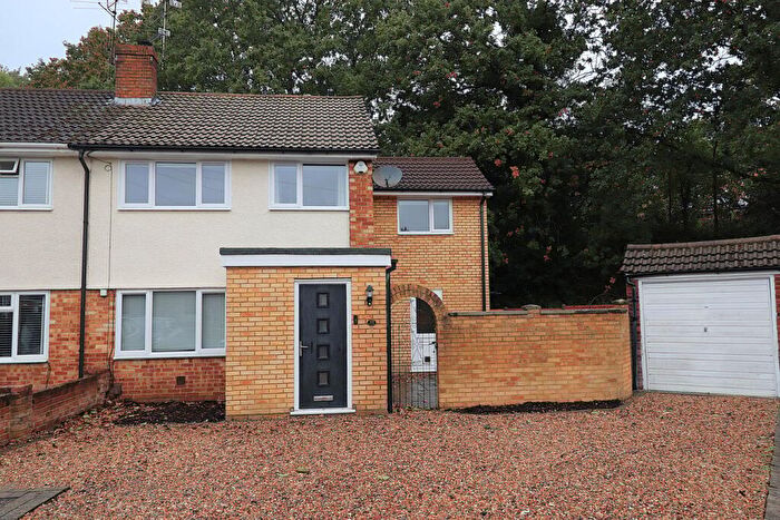 4 Bedroom Semi-Detached House For Sale In Highfield Path, Farnborough, GU14