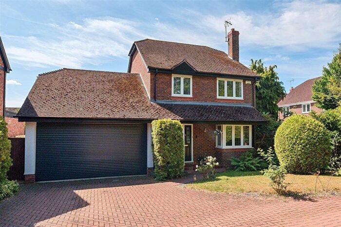 4 Bedroom Detached House For Sale In New Road, Twyford, Reading, Berkshire, RG10