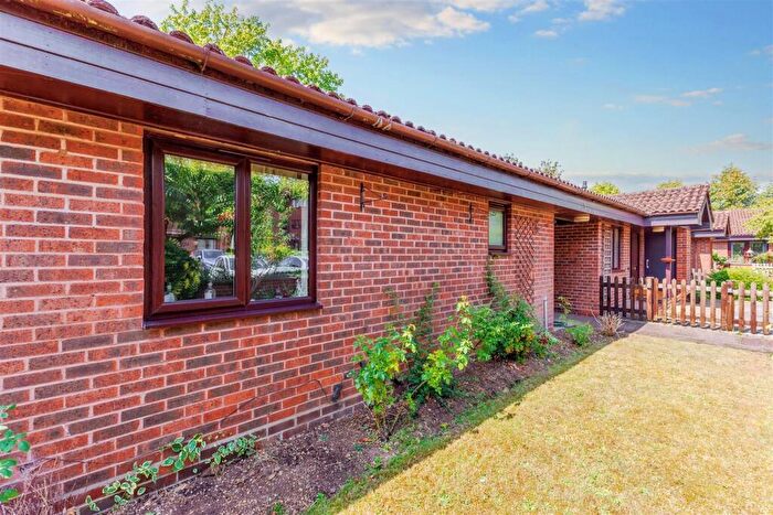 1 Bedroom Bungalow For Sale In Knights Lane, Tiddington, CV37