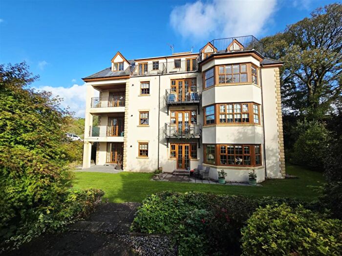 2 Bedroom Flat For Sale In The Beeches, Launceston, PL15