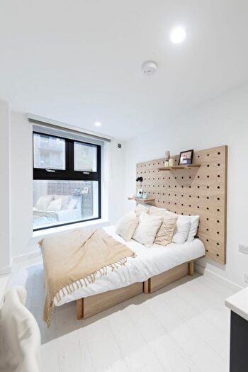 Studio To Rent In Commercial Road, London, E14