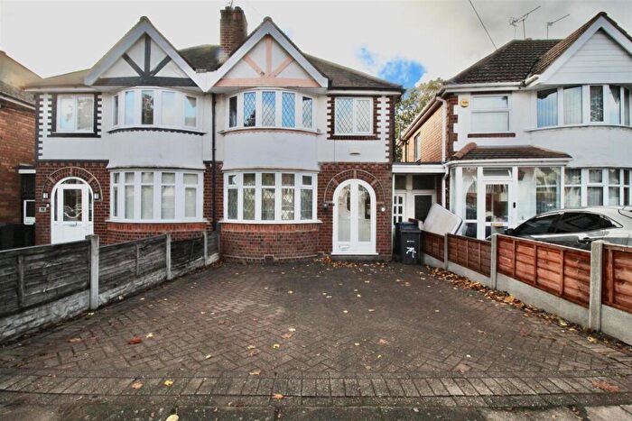3 Bedroom Semi-Detached House For Sale In Duncroft Road, Birmingham, B26