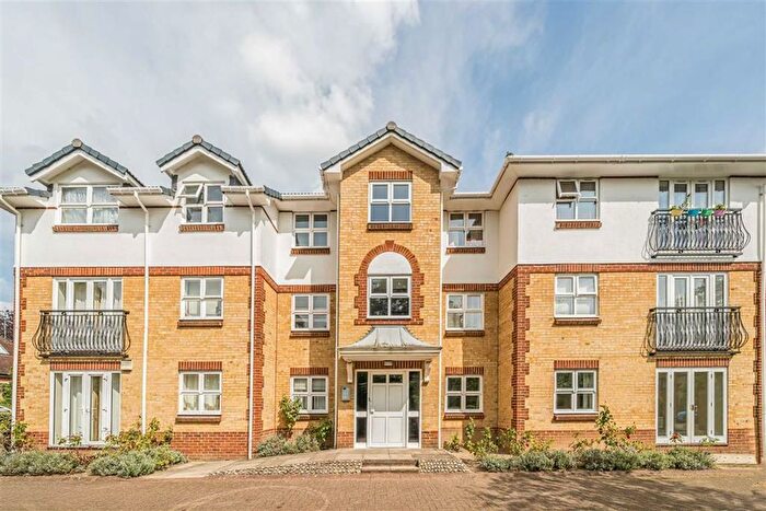 2 Bedroom Flat To Rent In Rosebank Close, Teddington, TW11