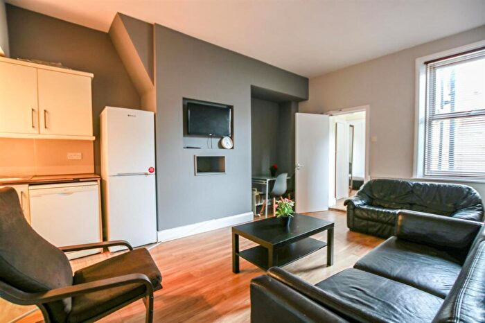 3 Bedroom House Of Multiple Occupation To Rent In Oakland Road - Bedrooms - £Pppw, NE2