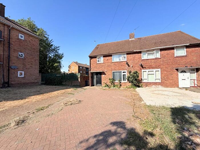 4 Bedroom Semi-Detached House For Sale In Wulwards Close, Luton, LU1