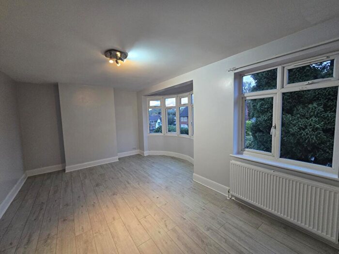 Flat To Rent In Deepdene Court, Southgate, Enfield, N21