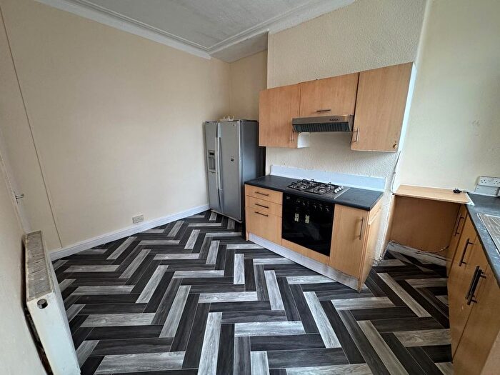 4 Bedroom Terraced House To Rent In Woodview Place, Leeds, LS11