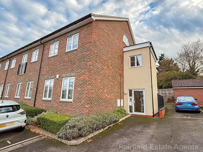 2 Bedroom Flat To Rent In Gibbs Couch, Carpenders Park, Watford, WD19