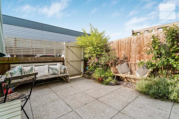 2 Bedroom Flat For Sale In Hickman Avenue, London, E4