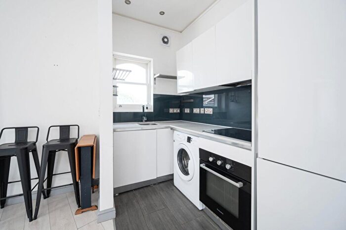 1 Bedroom Flat To Rent In Alvington Crescent, Dalston, London, E8