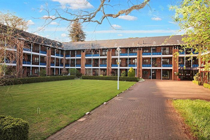 1 Bedroom Flat For Sale In Emmbrook Court, Reading, RG6
