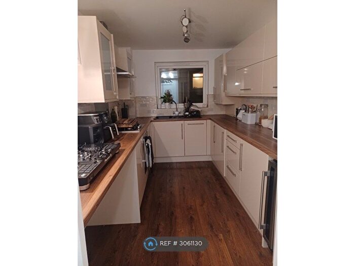 2 Bedroom Flat To Rent In Devis Court, Beckenham, BR3