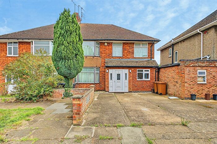 5 Bedroom Semi-Detached House For Sale In Winchester Close, Northampton, NN4