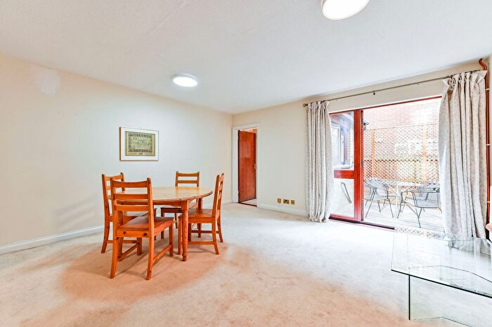 2 Bedroom Maisonette For Sale In Netley Street, Euston, London, NW1