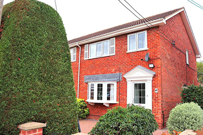 3 Bedroom Semi-Detached House For Sale In Elmsleigh Road, Farnborough, GU14