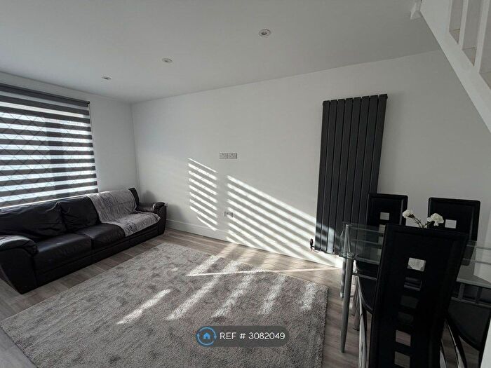 4 Bedroom Terraced House To Rent In Holmwood Avenue, Reading, RG30