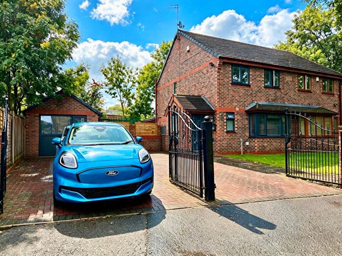 3 Bedroom Semi-Detached House For Sale In Wootton Street, Hyde, SK14