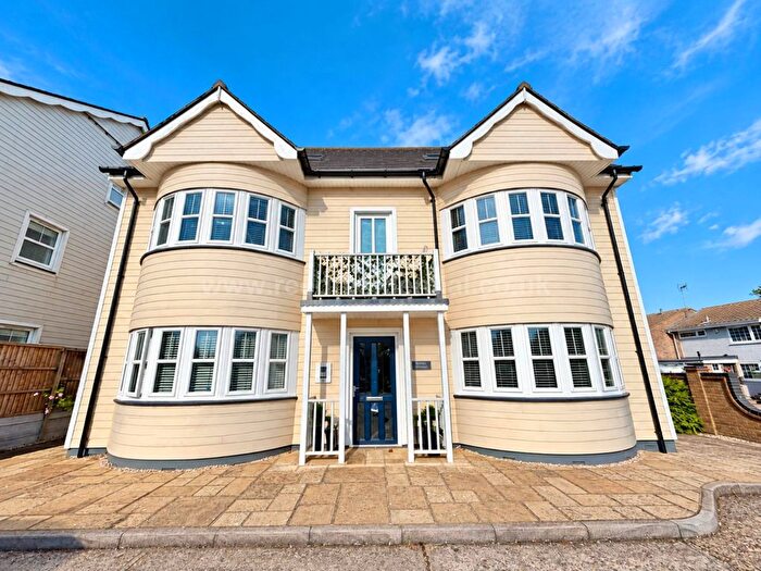 2 Bedroom Penthouse To Rent In Hart Road, Benfleet, SS7