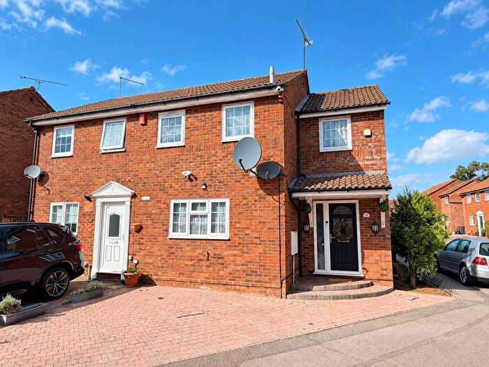 3 Bedroom Semi-Detached House For Sale In Barnston Close, Luton, LU2