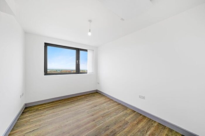 3 Bedroom Apartment To Rent In Willow House, L21