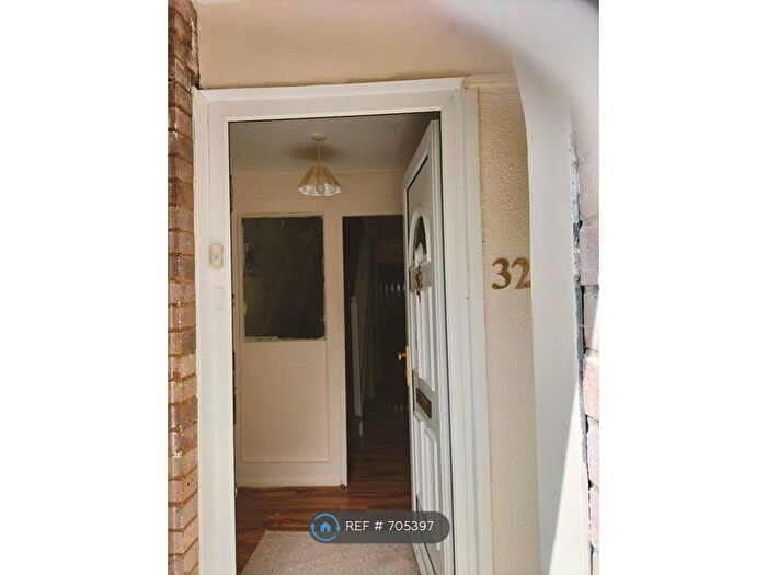 3 Bedroom Semi-Detached House To Rent In Waleys Close, Luton, LU3