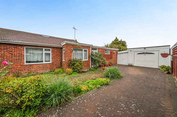 3 Bedroom Bungalow For Sale In Orchard Close, Houghton Regis, Dunstable, LU5